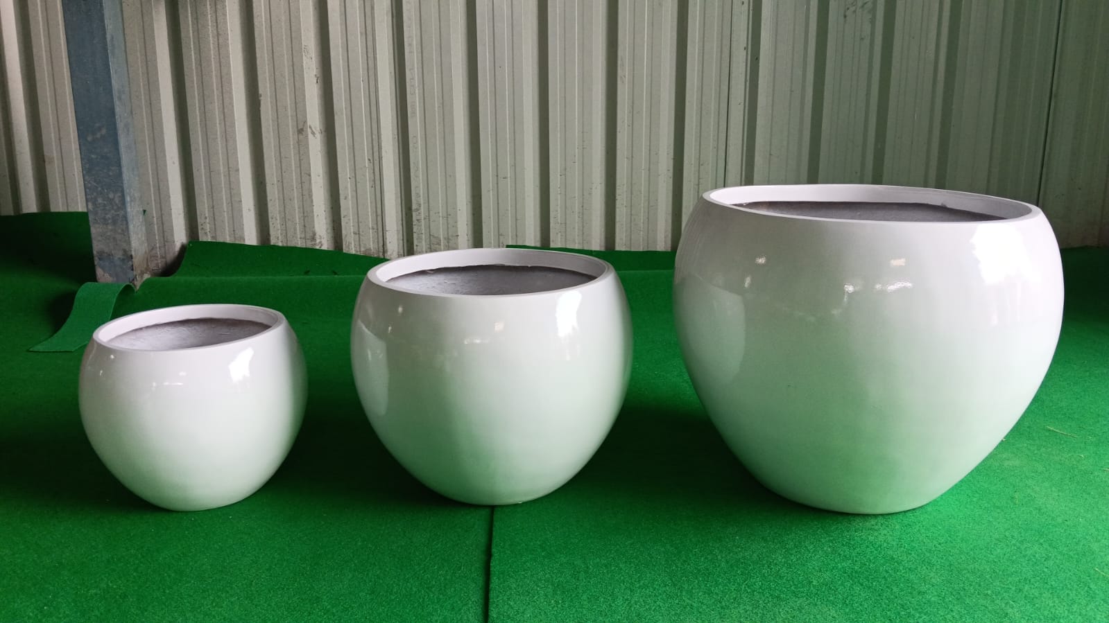 Set of Gradient Round FRP Planters (Multiple Sizes)
